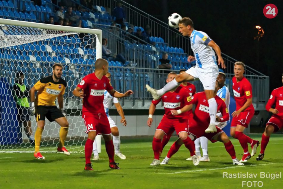 Ilustračný obrázok k článku Futbalisti bez bodu: V regionálnom derby nestačili na Nitru, FOTO