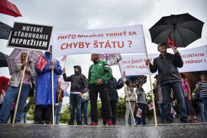 Ilustračný obrázok k článku Obyvatelia z reštituovaných bytov protestovali pred Úradom vlády SR