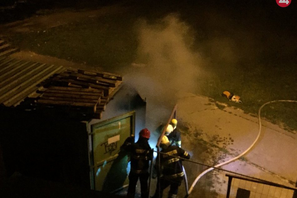 Ilustračný obrázok k článku Na sídlisku KVP horela robotnícka unimobunka v tesnom susedstve paneláku