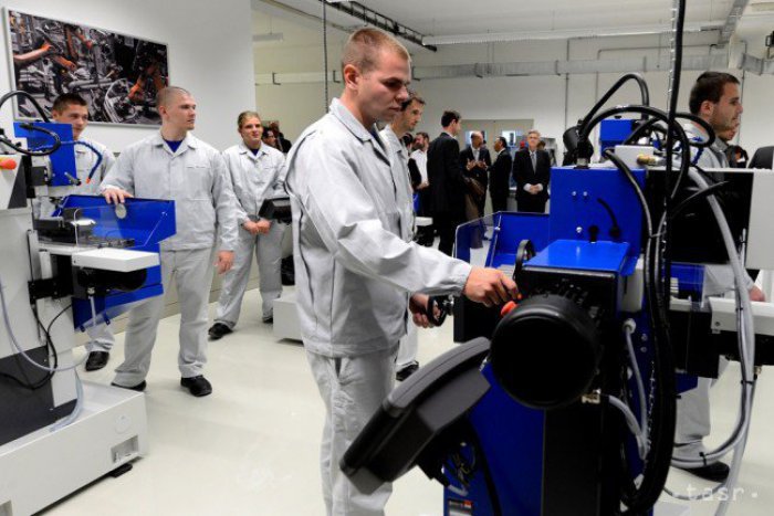 Ilustračný obrázok k článku Prvákov v SOŠ ubúda, je zvýšený záujem o duálne vzdelávanie