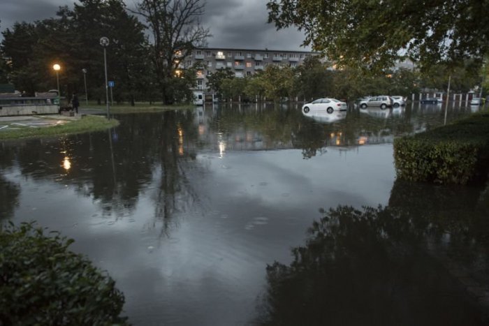 Ilustračný obrázok k článku Vodiči, pozor! Po nočnej búrke sú na bratislavských cestách viaceré obmedzenia a kolóny