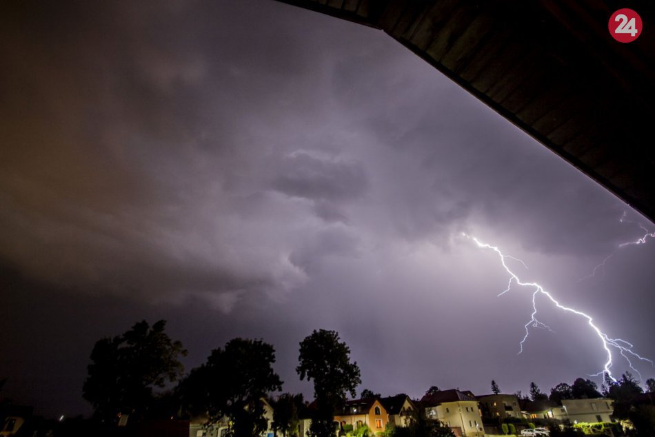 Ilustračný obrázok k článku Búrok sa tak ľahko nezbavíme: Zrážky potrápia Slovensko aj v utorok