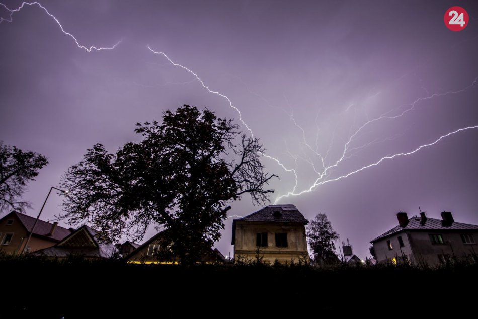Ilustračný obrázok k článku Nádherne ale nebezpečné: Blesky pripravili veľkolepé divadlo, no podpálili dom