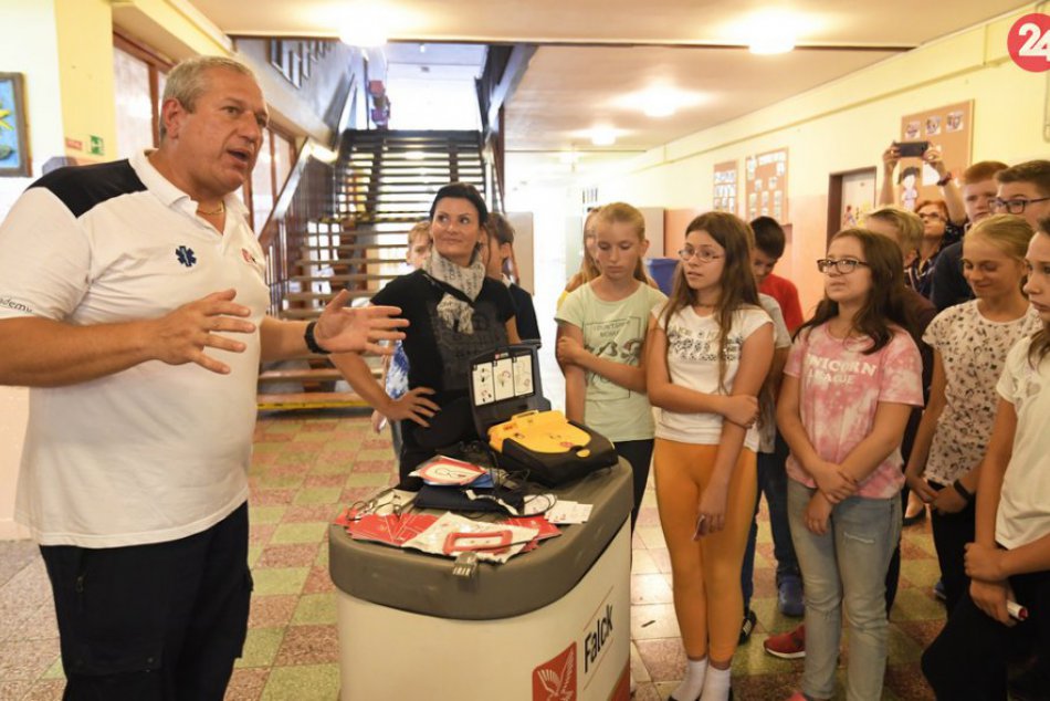 Ilustračný obrázok k článku VIDEO: Základná škola Jenisejská má automatický externý defibrilátor