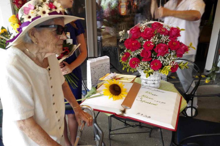 Ilustračný obrázok k článku Prešovčanka Elena oslávila svoje storočné jubileum: Sledujte, kto ju kedysi sobášil