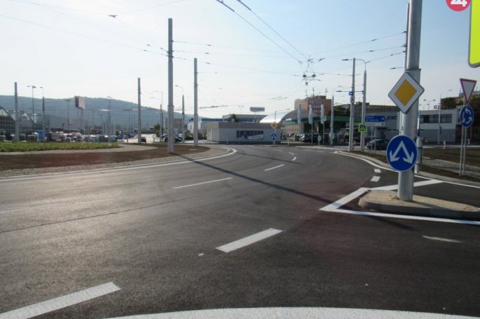 Ilustračný obrázok k článku Vydržal 7 rokov: Vyťažený kruhový objazd v Prešove museli OPRAVIŤ, praskliny sú minulosť