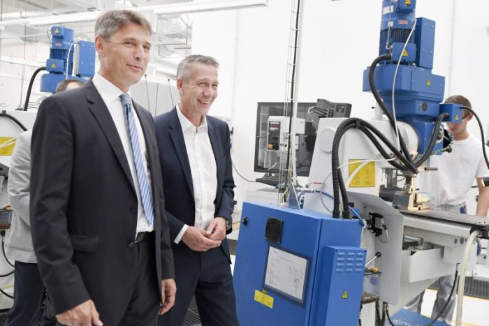 Ilustračný obrázok k článku VIDEO: Potiahnu električkovú trať až do Devínskej Novej Vsi? I. Nesrovnal chce pomôcť spoločnosti  Volkswagen