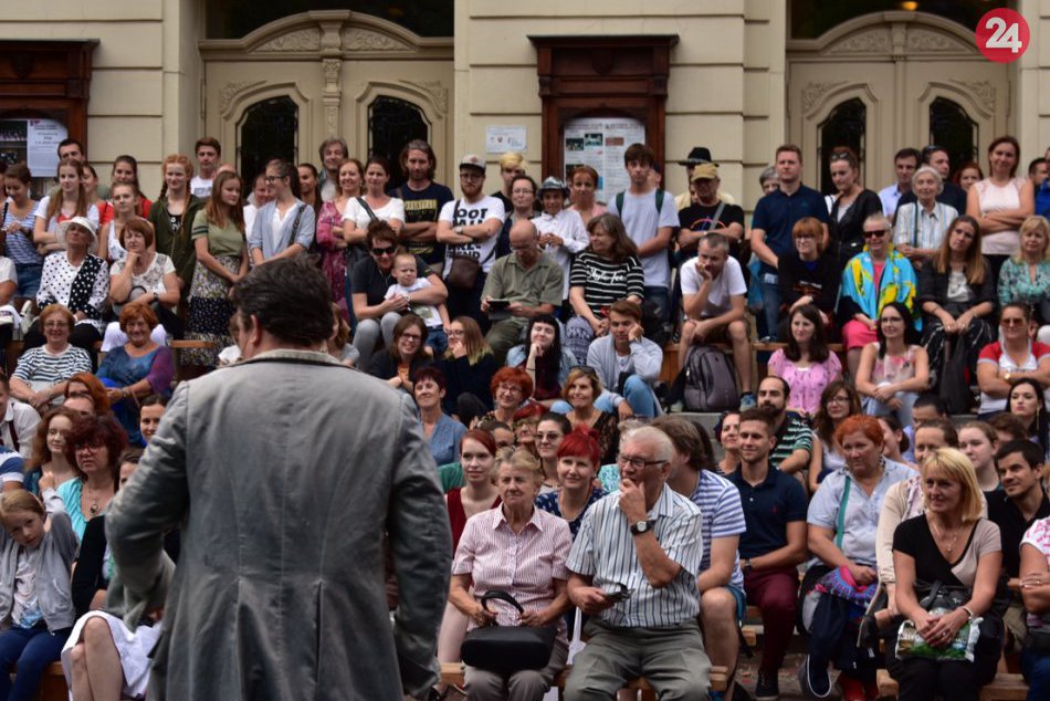Ilustračný obrázok k článku FOTO: Festival divadiel strednej Európy sa otvoril v sprievode romantického dažďa