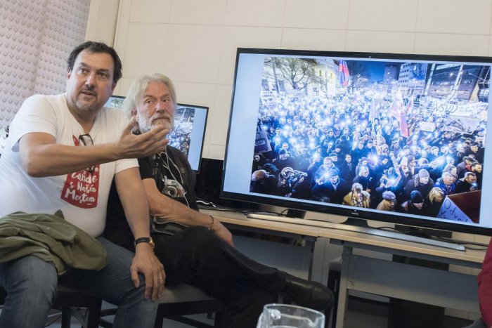 Ilustračný obrázok k článku Slovak Press Photo pozná víťaza: Vyhrala fotografia z protestov Za slušné Slovensko
