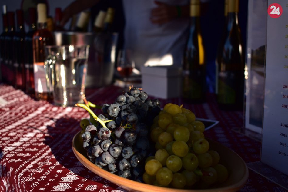 Ilustračný obrázok k článku FOTO: Ako chutí kávové či pomarančové víno? Degustujte ich so syrmi na slávnosti