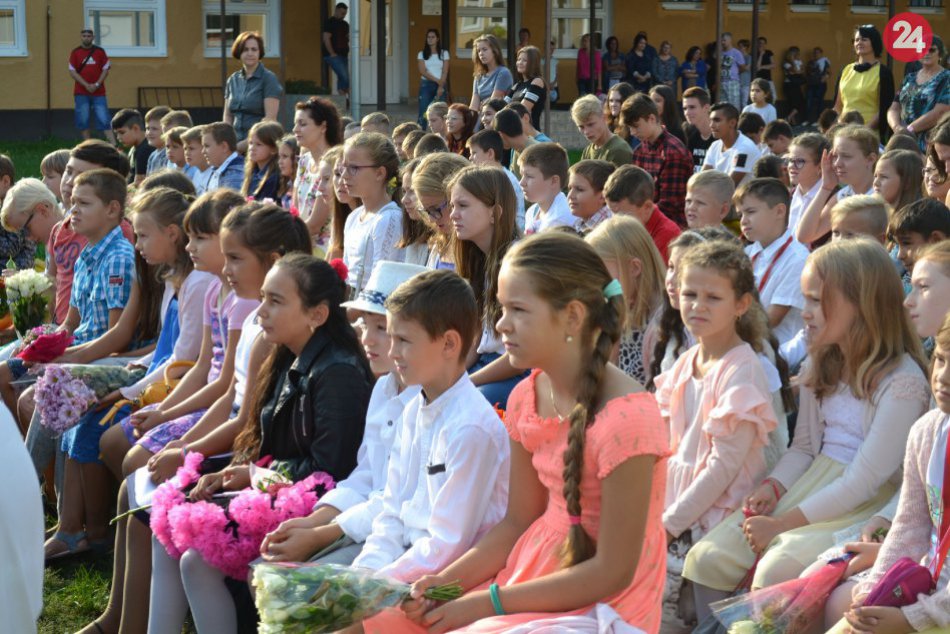 Ilustračný obrázok k článku Začiatok školského roka na známej škole v Revúcej. Prišla primátorka aj bubeník