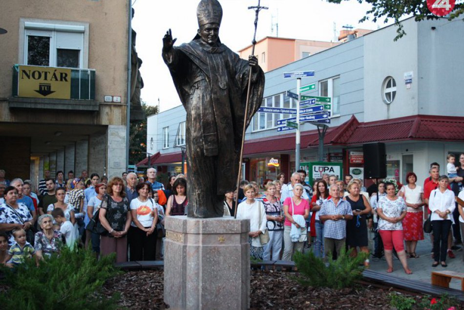 Ilustračný obrázok k článku FOTO: V centre Zámkov sa zišlo množstvo ľudí, odhalená bola socha pápeža