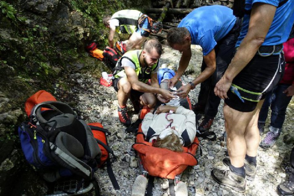 Ilustračný obrázok k článku Do Slovenského raja letel vrtuľník: Turistka spadla z dreveného rebríka!