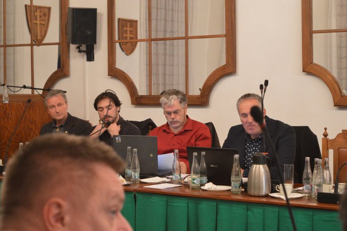 Ilustračný obrázok k článku Zmierenie dvoch poslancov Mestského zastupiteľstva? Výsledkom je takýto návrh