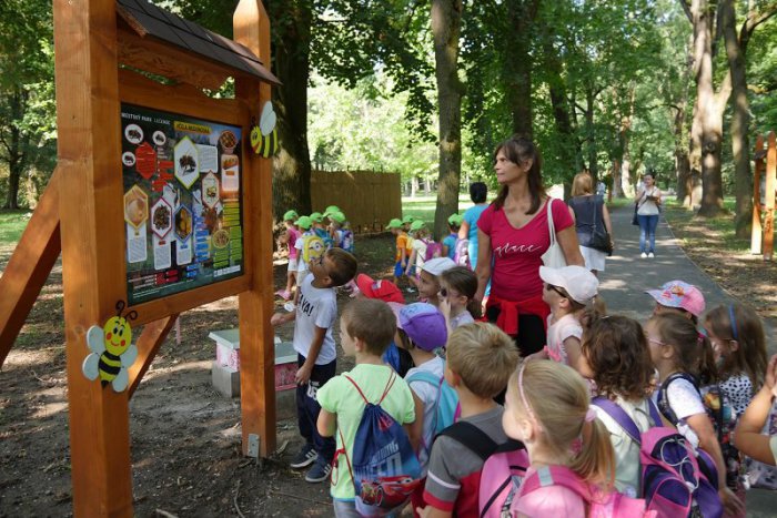 Ilustračný obrázok k článku FOTO: Mesto otvorilo ďalšiu etapu náučného chodníka, deti potešia úle i bludisko