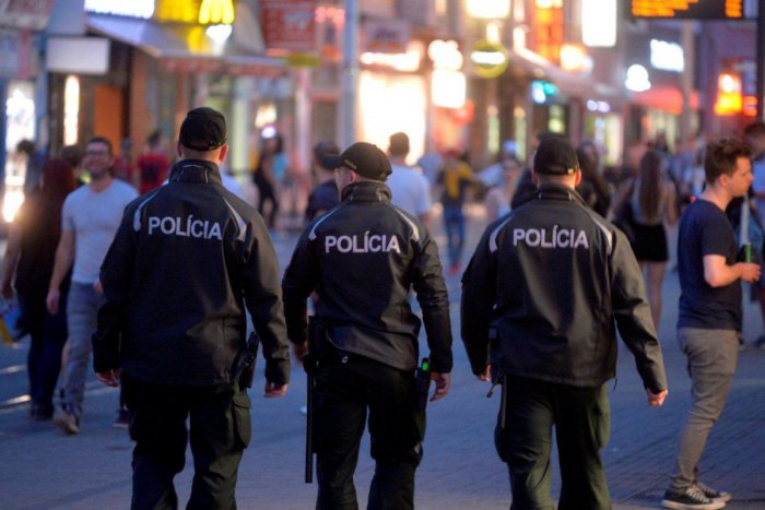 Ilustračný obrázok k článku Po nočnej bitke na Obchodnej ulici skončili muži v rukách polície. Pomohli okoloidúci