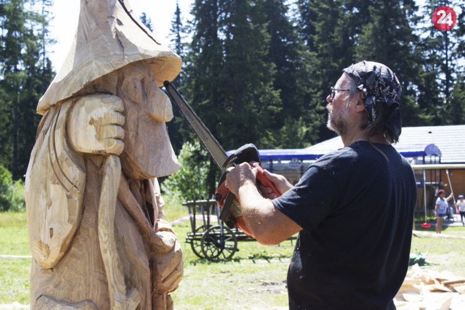 Ilustračný obrázok k článku Víkend na Štrbskom Plese: Zaplnia ho remeselníci, rezbári i siláci