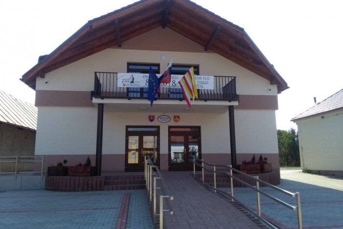 Ilustračný obrázok k článku Otvorenie nového úradu aj odhalenie sochy medára. V Lieskovci vypukli oslavy