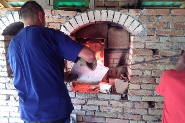 Ilustračný obrázok k článku FOTO: Posledná generácia? Bzovské sklárske dni priblížili výrobu ručne valcovaného skla