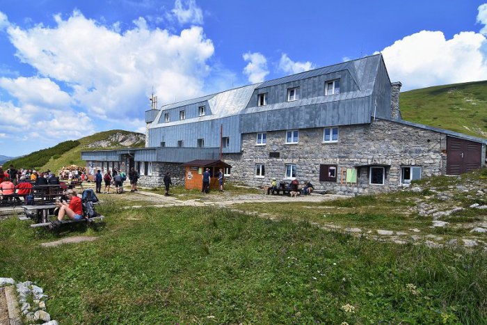 Ilustračný obrázok k článku Na Ďumbieri, kde v roku 1935 zahynul maliar Z. Palugyay, je pamätná tabuľa