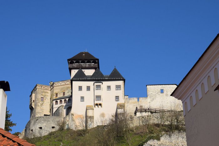 Ilustračný obrázok k článku Na Trenčiansky hrad prišla rodinka z Ukrajiny... A hneď padla magická hranica