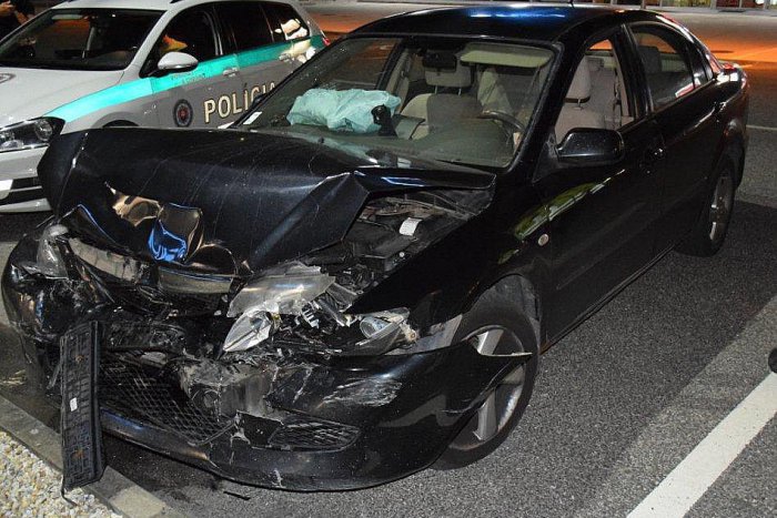 Ilustračný obrázok k článku Nehoda na známom kruháči: Policajti vysvetľujú, čo hrozí Petrovi (31) z Trenčína, FOTO