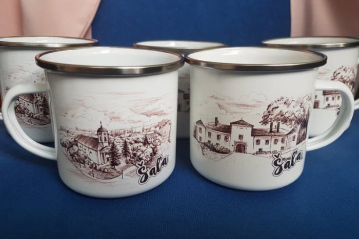 Ilustračný obrázok k článku Nový suvenír z dielne mesta: Kúpiť si môžete vkusné plechové hrnčeky