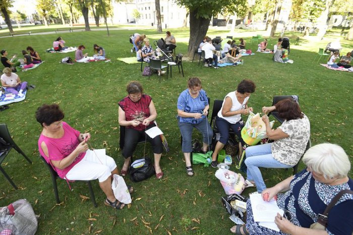 Ilustračný obrázok k článku FOTO a VIDEO: Rekord v háčkovaní utvorili v Košiciach. V parku naraz háčkovalo 101 ľudí