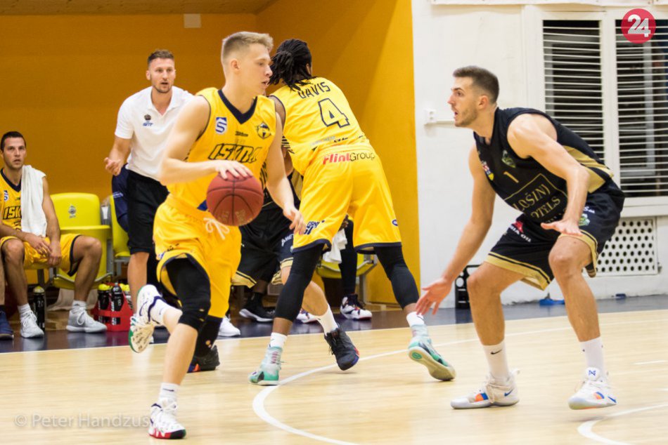 Ilustračný obrázok k článku Svit po letnej prestávke ožil basketbalom: O Baťov pohár bojovali štyri tímy