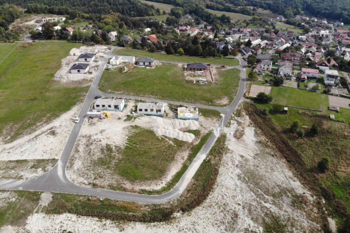 Ilustračný obrázok k článku Aktuálne FOTO zo Slaskej: Stavebné pozemky idú na dračku, koľko je ešte voľných?