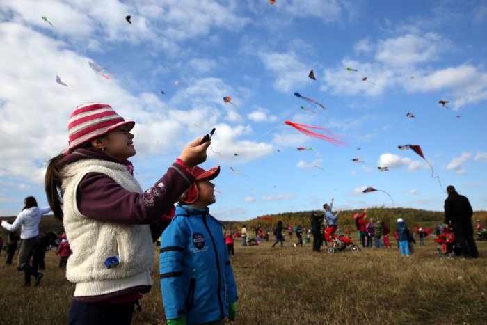 Ilustračný obrázok k článku Tipy na víkend: Poďme si púšťať šarkany alebo si adoptujme psíka