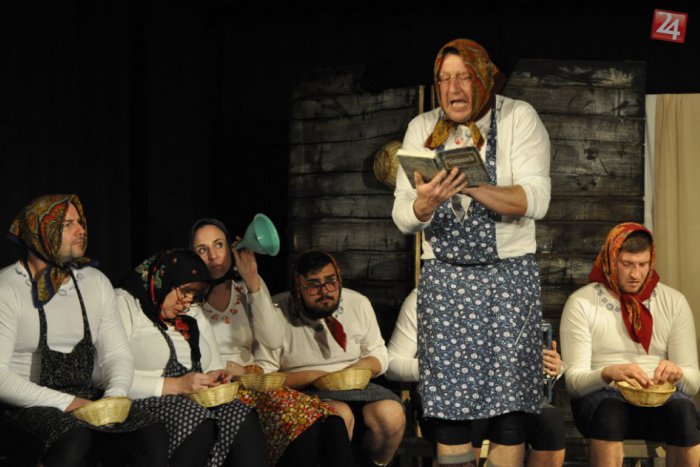 Ilustračný obrázok k článku Do horehronských obcí prichádzajú príbehy: Na Divadelnej Chalupke vystúpi 12 súborov