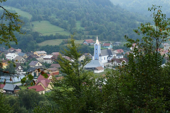 Ilustračný obrázok k článku Kalváriu s kamenným kostolom postavili v Oščadnici pred 70 rokmi: FOTO a VIDEO