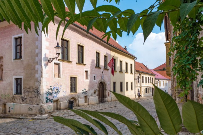 Ilustračný obrázok k článku Jesenné Kapitulské dvory otvoria brány starých domov a skrytých zákutí obľúbenej uličky