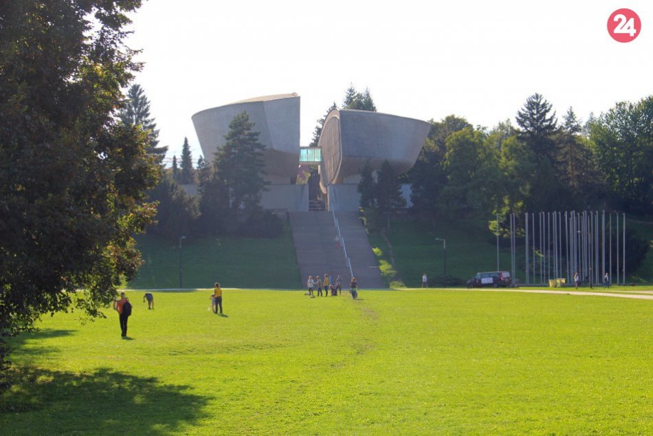 Ilustračný obrázok k článku NOVINKA v bystrickom parku: Odhalia v ňom sochu mladého hokejistu