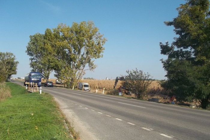 Ilustračný obrázok k článku FOTO, Výstavba cyklotrasy v Šali je spustená: Stroje už zarezávajú v poliach