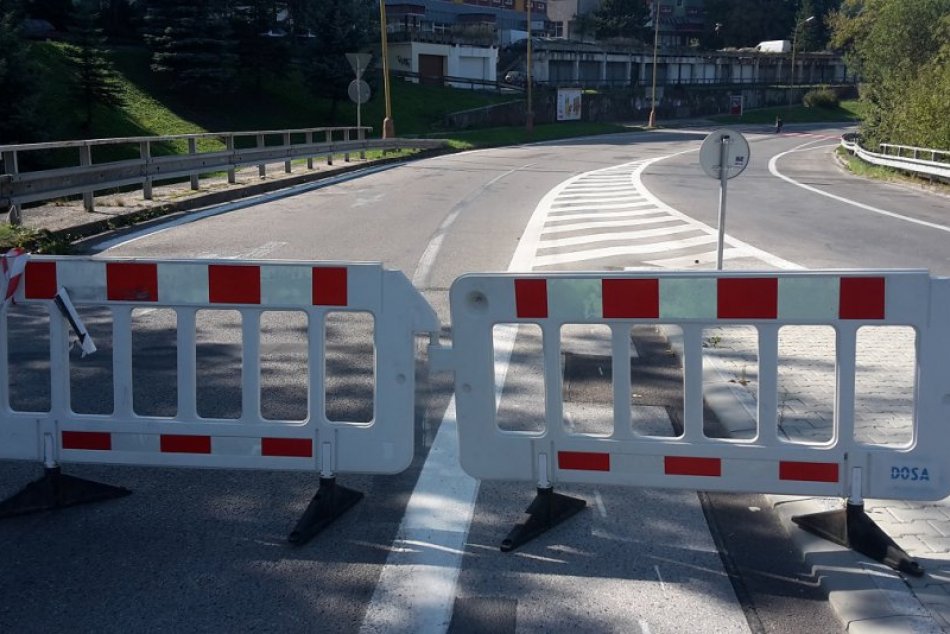 Ilustračný obrázok k článku Polícia o obmedzeniach v Považskej Bystrici: Hlavnú cestu uzavrú, bude obchádzka