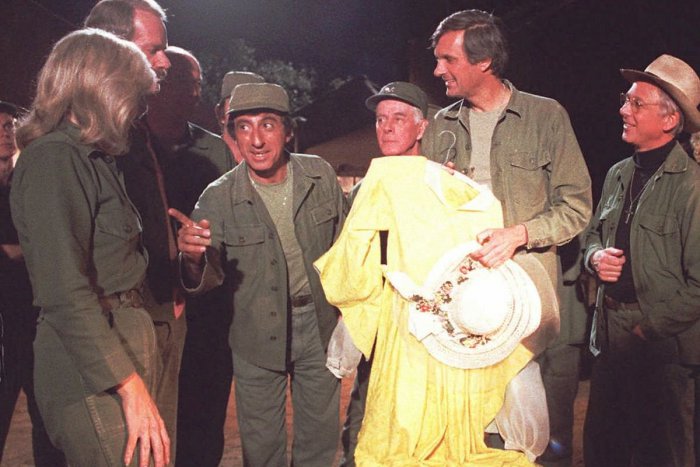 Ilustračný obrázok k článku Zomrel Thad Mumford: Bol jedným zo scenáristov obľúbených seriálov ALF a M*A*S*H