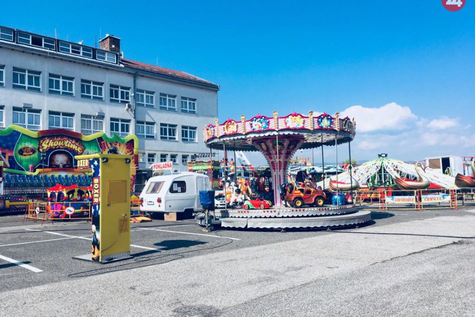 Ilustračný obrázok k článku VIDEO a FOTO: Prípravy na Zvolenský jarmok v plnom prúde. V Jegorkách pribúdajú kolotoče