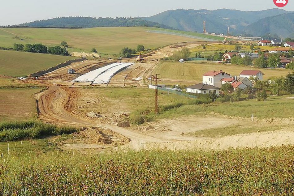 Ilustračný obrázok k článku Takto pokročili práce na diaľničnom privádzači Lietavská Lúčka: FOTO z miesta