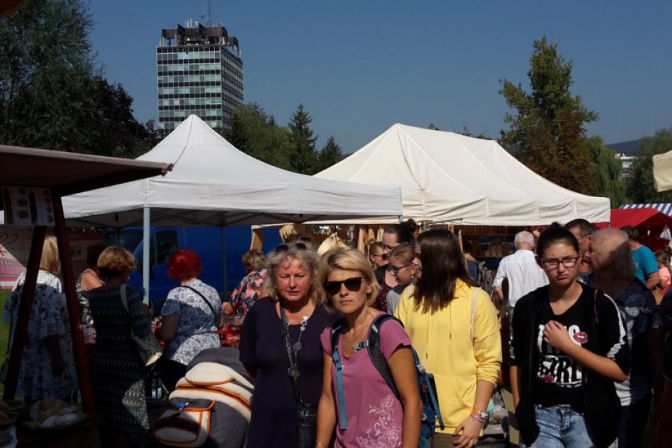 Ilustračný obrázok k článku Prvé VIDEO a FOTO z Považskobystrického jarmoku: Zábava v centre mesta