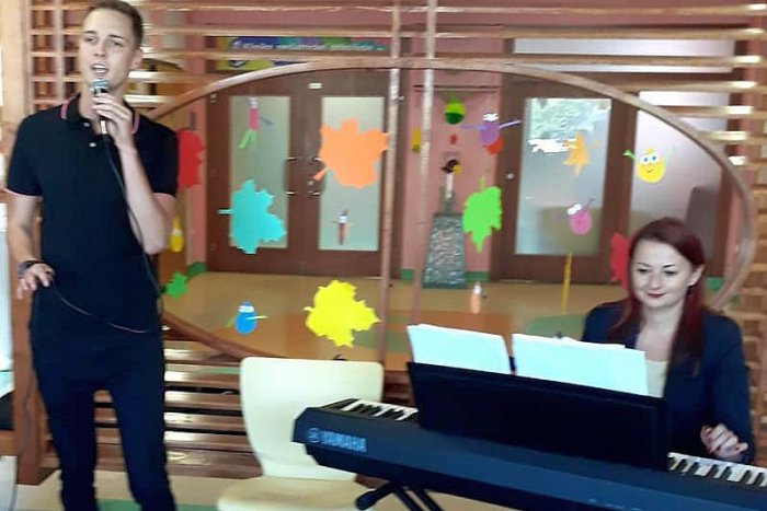 Ilustračný obrázok k článku FOTO: Nemocničnými chodbami zneli piesne. Malým pacientom v Bystrici zaspieval Martin Vetrák