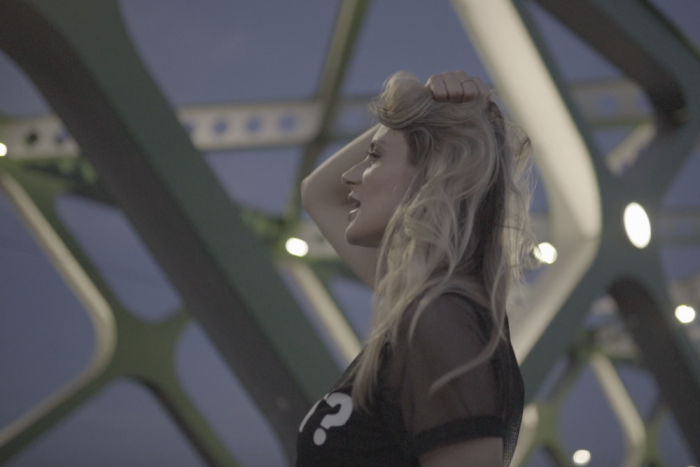 Ilustračný obrázok k článku Rodená Humenčanka má prvý singel v slovenčine: Pri točení klipu sa druhýkrát narodila!