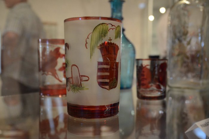 Ilustračný obrázok k článku FOTO: Z čoho sa pilo kedysi? Výstava Krása v ohni zrodená predstavuje historické výrobky