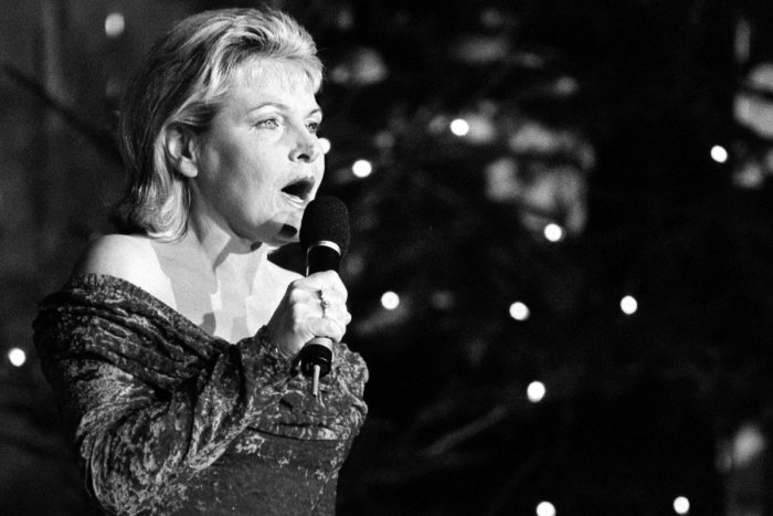 Ilustračný obrázok k článku Hit Zahoď starosti už nikdy nezaspieva: Zomrela speváčka Jana Kocianová (†72)