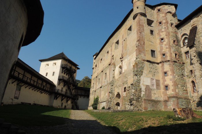 Ilustračný obrázok k článku Starý zámok ako telocvičňa? Štiavnická pamiatka prekvapila návštevníkov, FOTO