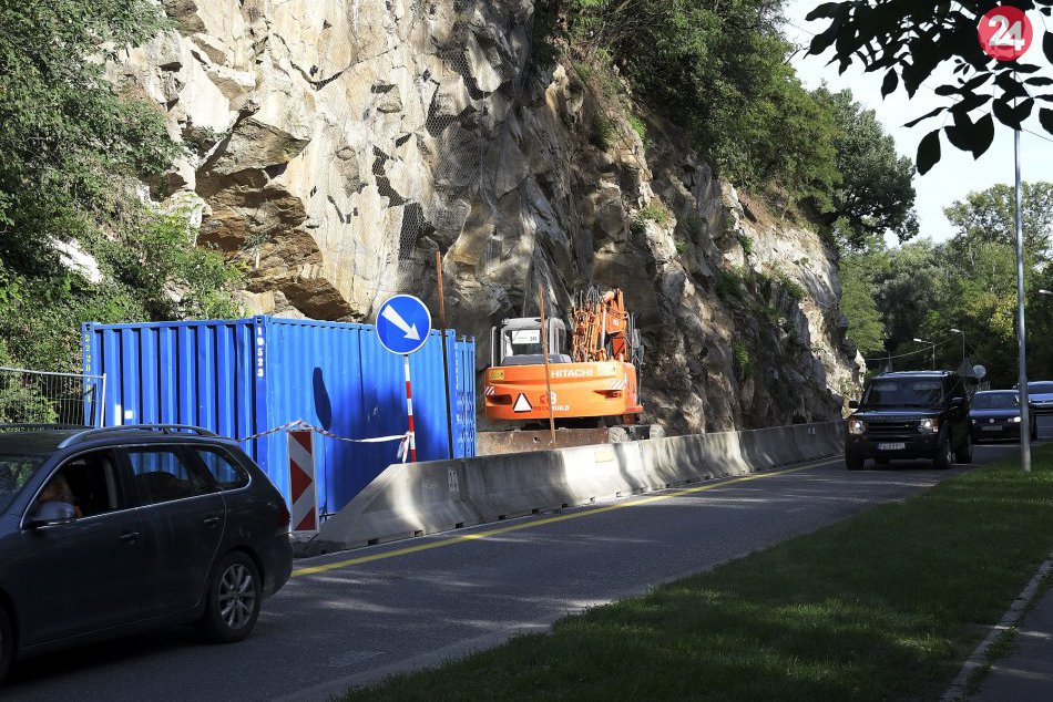 Ilustračný obrázok k článku FOTO: Hlavné mesto začalo s prácami na spevňovaní svahu nad Devínskou cestou