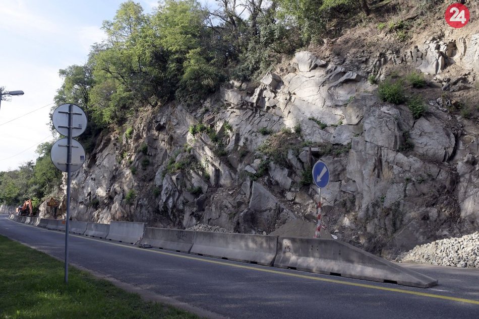 Ilustračný obrázok k článku Vodiči, pozor! Na časti Devínskej cesty osadia betónové zvodidlá