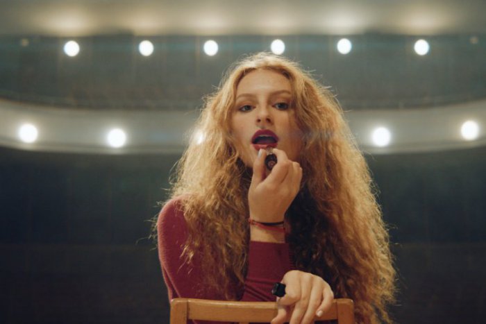 Ilustračný obrázok k článku Lovesong z dielne žiarskych hudobníkov: Kráska z klipu vás hneď odzbrojí, VIDEO