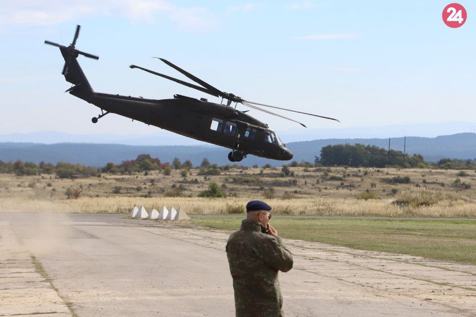 Ilustračný obrázok k článku FOTO: Vláda sledovala cvičenie v Lešti. Premiér priletel vrtuľníkom Black Hawk